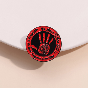 Plus de broches en émail de soeurs volées Broches en métal de dessin animé de palmier rouge Femmes autochtones disparues et assassinées Insigne de revers de puissance - Product Image 4