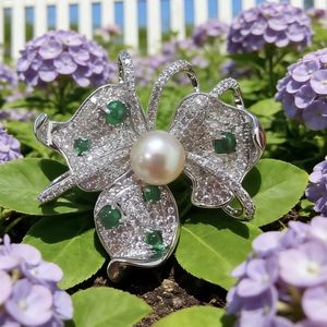 Broche de Luxo com Flor, Zircônia Cravejada, Esmeralda, Ouro 14K, Pérola Natural de Água Doce, Elegante, para Noivado, Dia das Mães - Product Image 5