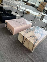 Table de café en marbre rose violet calacatta socle en marbre cube en forme de rectangle de faible hauteur