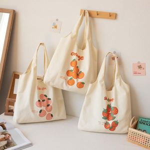Sac fourre-tout personnalisable en toile de coton bio imprimé fraises, réutilisable, sac à bandoulière unique pour usage quotidien - Product Image 1