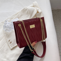 Sac fourre-tout d'été matelassé en cuir PU pour femme avec fermeture éclair et chaîne, grande capacité, personnalisable avec logo, vente en gros