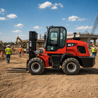 Chariot élévateur tout-terrain robuste 4x4 avec gros pneus pour terrain boueux et chantier agricole