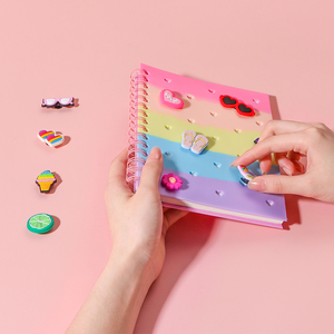 สมุดโน้ตปกซิลิโคนแบบนิ่มสั่งทำพิเศษ พร้อมรูสำหรับตกแต่งด้วยจี้ DIY สมุดโน้ตสีสันสดใสสำหรับนักเรียน - Product Image 2