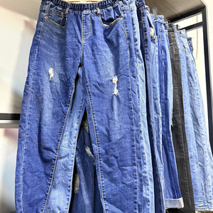 Vente en gros usine de vêtements d'occasion pour femmes et hommes : Jeans skinny, jeans déchirés en coton, lots de surplus en liquidation, et jeans baggy pour femmes. - Product Image 6