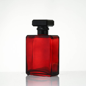 Botella de <span class=keywords><strong>Perfume</strong></span> de vidrio cuadrada plana de lujo de 100ml para <span class=keywords><strong>mujer</strong></span> personalizada negro rojo elegante con superficie de serigrafía - Product Image 4