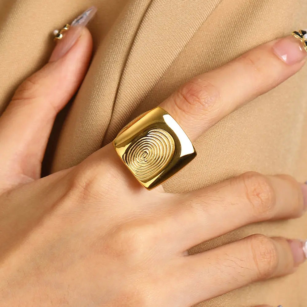 유럽 인 스타일 과장된 성격 지문 암호 해독 여성용 보석 티타늄 스틸 스퀘어 18k 금도금 반지
