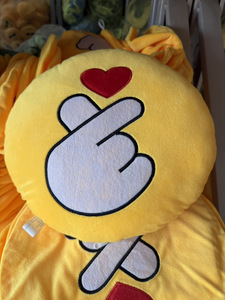 Coussins de chaise de bureau en forme d'Emoji mignons en gros, coussins de siège et oreillers lombaires en coton PP super doux et amusants pour anniversaire - Product Image 3