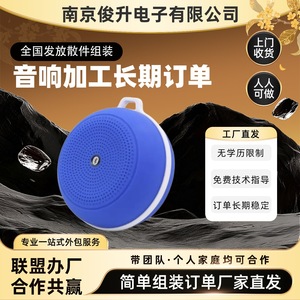 Haut-parleur intelligent avec assistant vocal, couleur bleue, design compact pour usage domestique - Product Image 5