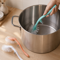 Brosse WC manuelle premium en PP à long manche, poignée ergonomique incurvée, poils denses bicolores, grattoir de rebord pour un nettoyage en profondeur de la salle de bain
