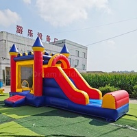 Château gonflable commercial en PVC rouge et bleu avec toboggan pour enfants, idéal pour les événements extérieurs et la location de matériel événementiel