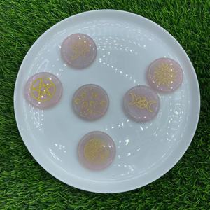 Círculo de Cuarzo Rosa de 5.5cm con Impresión de Imagen, Piedras Curativas, Artesanía en Cristal, Regalos Únicos - Product Image 2