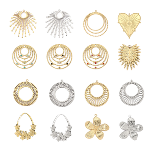 Pendentif géométrique creux de style rétro français, charm fleur exquis et élégant, en acier inoxydable plaqué or 18 carats, unisexe, simple et raffiné - Product Image 1