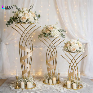 Base de Metal Dorada LEDA para Arreglos Florales, Centro de Mesa Alto y Geométrico para Bodas, Eventos y Decoración de Mesas - Product Image 1