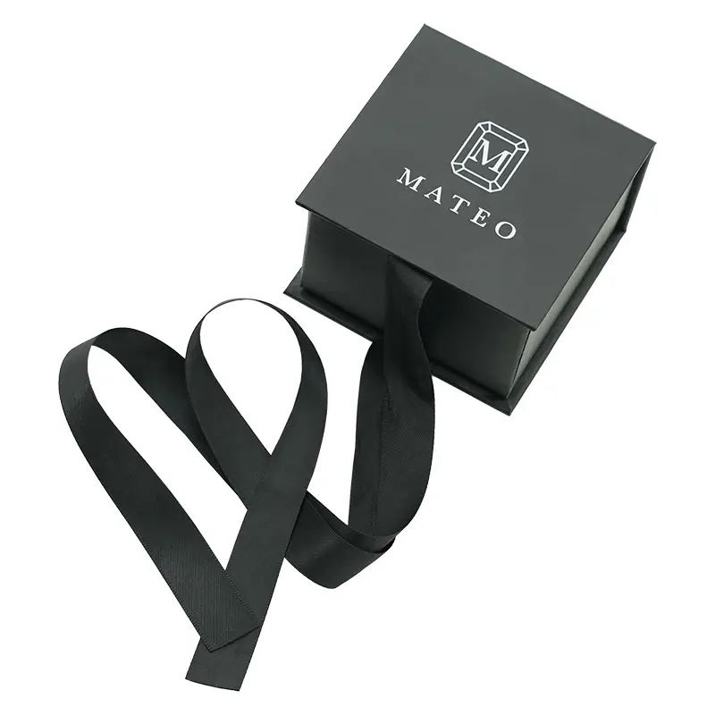 रिबन के साथ हाई एंड कस्टम लोगो आभूषण उपहार बॉक्स लक्जरी पेपर कार्डबोर्ड कान की बाली कंगन हार अंगूठी आभूषण पैकेजिंग बॉक्स