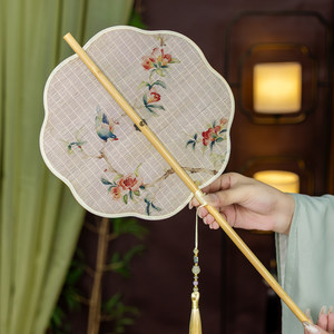 Auténtico Abanico Chino de Bambú con Mango Largo, Enrollable y Portátil, Accesorio Hanfu con Patrones Artísticos del Paisaje de Dunhuang - Product Image 3