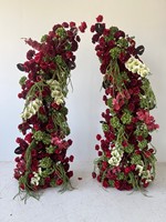 H516 Élégantes décorations d'arche de mariage bordeaux, verdure artificielle, fleurs en soie rouges, décoration d'événements écologique