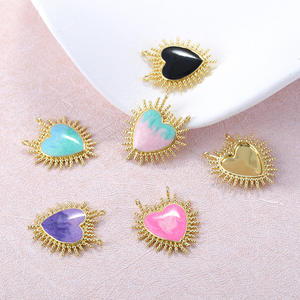 Pendentif HD453 en émail coloré et frais avec breloque cœur, double fermoir, cadre cœur soleil éclatant pour la vente en gros - Product Image 1