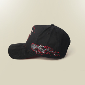 Cappello da Baseball G5 Baez di Alta Qualità con Fodera Rossa Satinata, Ricamo a Fiamma, Visiera in Camoscio 100% Cotone e Strass - Product Image 3