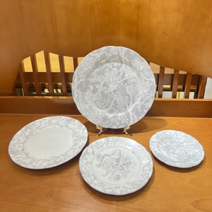 Assiettes à salade à motif floral, service de vaisselle rond en céramique pour mariages et fêtes de déménagement, design gravé à la main - Product Image 3