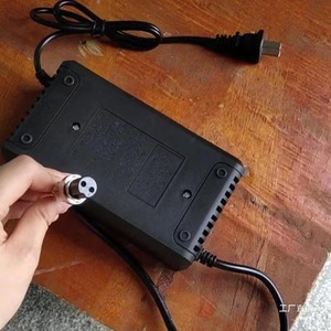เครื่องชาร์จแบตเตอรี่อุตสาหกรรมแบบเสียบปลั๊ก Junxia Electric Glass Suction Cup Charger 12V 1.25A สำหรับเครื่องมือยกผนังม่าน - Product Image 3