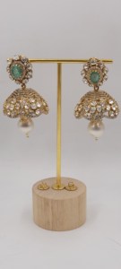 Pendientes Jhumka victorianos tradicionales en tono dorado con piedra verde central y conjunto de joyas con diamantes americanos transparentes incrustados. - Product Image 2