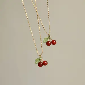 Collana da donna con ciondolo a forma di ciliegia in acciaio inossidabile placcato oro di nuova tendenza 2023 anno collana con ciondolo a forma di frutta in calcedonio rosso