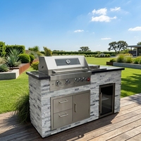 Unité de cuisine extérieure avec barbecue à gaz intégré, comptoir en pierre culturelle empilée, réfrigérateur à vin, armoire à tiroirs, station de cuisson pour jardin