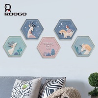 Décoration murale en résine hexagonale en relief 3D ROOGO, plaque murale licorne cerf de conte de fées, art mural artisanal pour chambre d'enfant et crèche