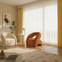 Fauteuil individuel design en velours crémeux, style influenceur, pour mobilier de maison, table de réception d'hôtel décontractée, et zone d'attente de salon de beauté