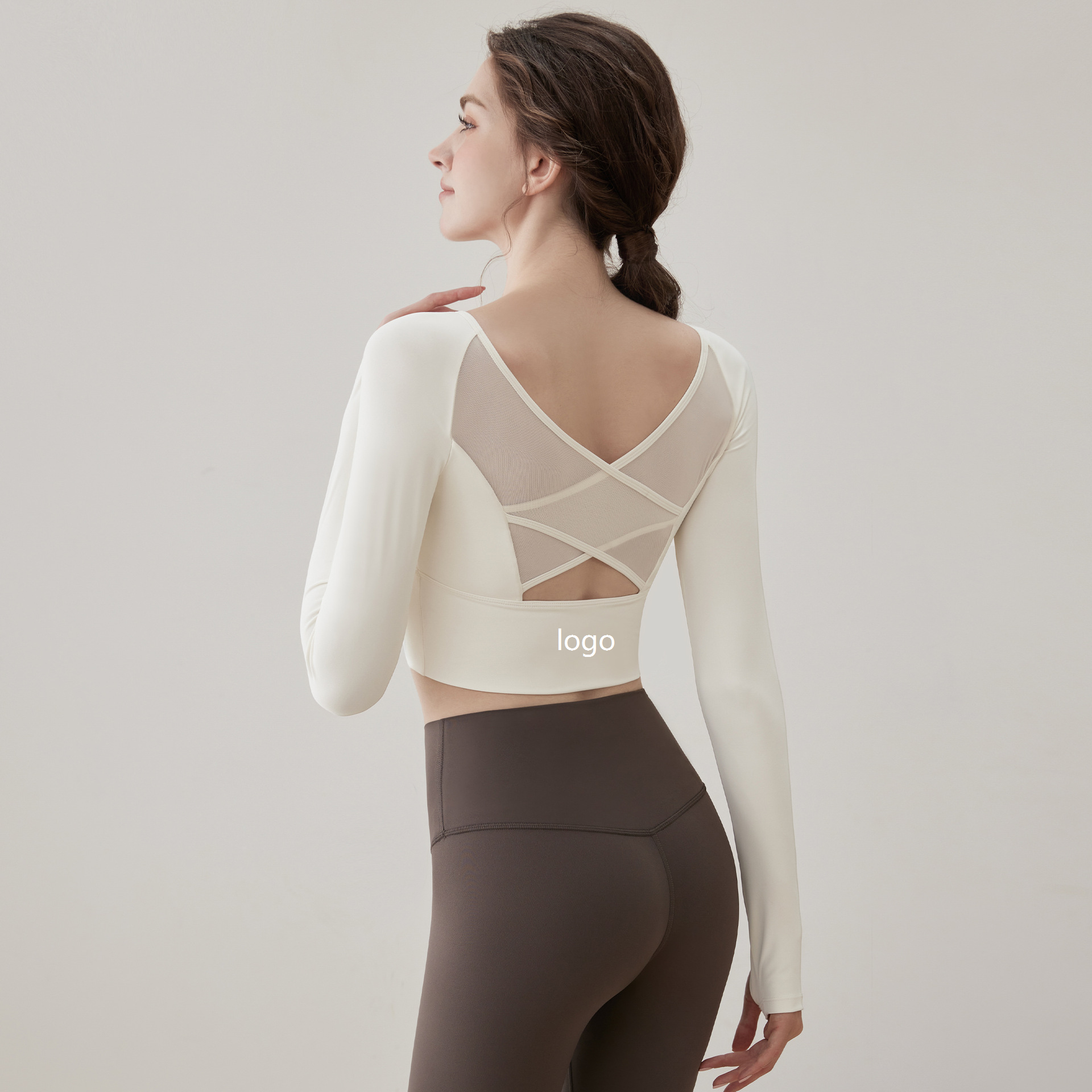 OEM Nude-feel Skinny Fit Breathable Quick-Dry Spandex/Nylon Yoga Top with Built-In Chest Pads Long-Sleeved for Women Pilates