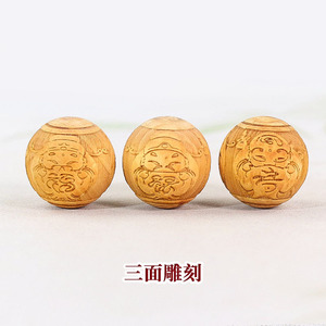 Perles en bois de cyprès rondes de 18 mm pour la fabrication de bracelets, sculptées avec des motifs de fortune, de longévité et de prospérité - Product Image 1