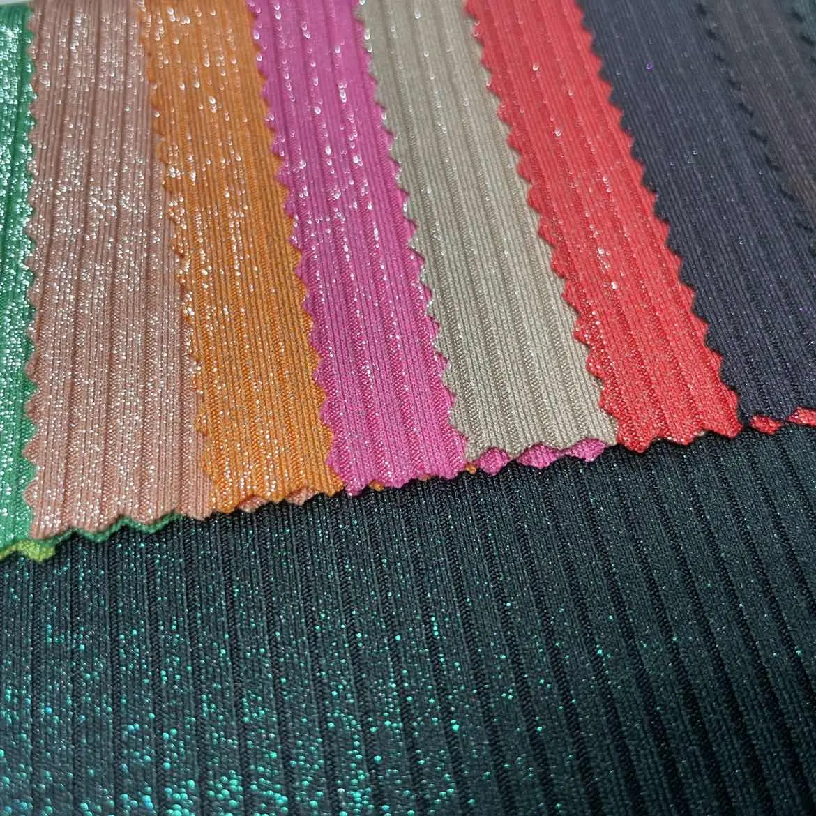 China Lieferant Polyester Spandex glänzende Glitzer folie gestrickt 4*2 gerippte Pullover Rippens toff für Kleidungs material