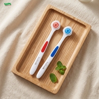 Grattoir à langue en plastique pour adultes avec brosse à poils en nylon, antidérapant et réutilisable pour une haleine fraîche, hygiène buccale quotidienne, utilisation à domicile et en voyage