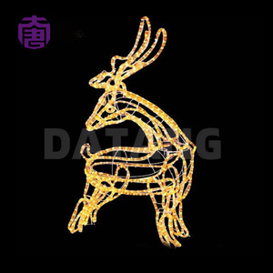 Figurines lumineuses en forme de cerf qui égayent une scène de Noël paisible sur les pelouses d'hôtels, les places publiques et les sites d'événements saisonniers - Product Image 3
