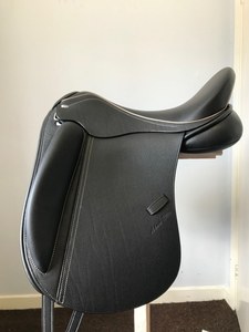 Selle de dressage en cuir de qualité supérieure, design à assise profonde haute performance, système de selle flexible, selle de cheval confortable - Product Image 4