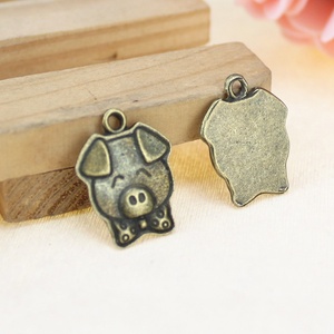 Colgante de bronce antiguo con diseño de cara de cerdito sonriente, de aleación de zinc, con un solo lazo, para regalos de amantes de los animales de granja - Product Image 2