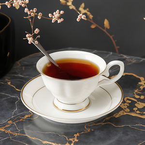 Service à thé en porcelaine fine, style classique britannique, tasse et soucoupe anglaises blanches et dorées de 200 ml. - Product Image 1