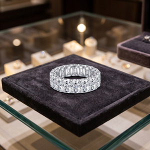 แหวนหมั้นเพชรทรงบาแกตต์ CVD HPHT ผลิตในห้องปฏิบัติการ ทอง 14K/18K ชุบโรเดียม เครื่องประดับสุดพิเศษสำหรับทุกเพศทุกวัย จากอินเดีย SARVA - Product Image 2