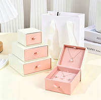 Boîtes cadeaux en carton pour bijoux avec insert en éponge, logo personnalisé, impression UV, design carré pour bracelets et colliers