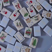 Set Mahjong Amerika Tema Ski Musim Dingin yang Elegan, Ubin Akrilik Biru dengan Pola Desa Salju Terukir, Perlengkapan Permainan Pesta Liburan