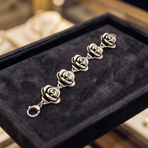 กำไลข้อมือรูปดอกกุหลาบ ดีไซน์คลาสสิกโรแมนติก [24x29 มม.] โดย 925 Silver Vault - Product Image 3