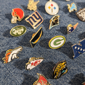 Bestseller: Distintivo Smaltato con Logo Ricamato di Squadre di Football Americano, con Retro Termoadesivo - Product Image 5
