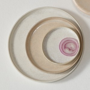 Plato Redondo Ovalado de Cerámica con Acabado Mate y Diseño de Puntos Rosados, Vajilla de Gres para Restaurantes de Alta Cocina y Hoteles de Lujo - Product Image 4