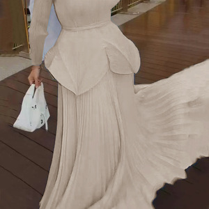 Bộ trang phục nữ ODM Miyake <span class=keywords><strong>2025</strong></span> <span class=keywords><strong>Plus</strong></span> <span class=keywords><strong>Size</strong></span> cao cấp, thiết kế kín đáo, gồm áo xếp ly thủ công và chân váy dài hai mảnh. - Product Image 4