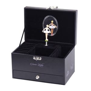 Персонализированная винтажная кожаная деревянная музыкальная кружащаяся танцевальная балерина шкатулка для украшений - Product Image 1
