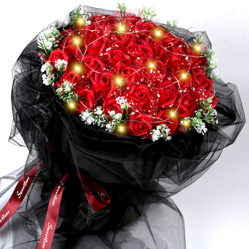 33 fleurs à main en mousseline rouge