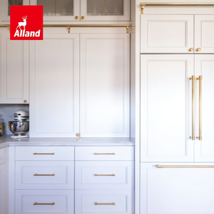 <span class=keywords><strong>Cuisine</strong></span> de ferme de luxe Alland, armoires de <span class=keywords><strong>cuisine</strong></span> peintes sur mesure, style Shaker blanc perlé avec échelle coulissante et quincaillerie en laiton - Product Image 3