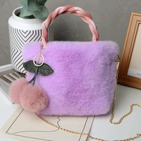 Sac à bandoulière croisé pour femme en fausse fourrure cerise, avec fermeture éclair et chaîne, collection automne-hiver 2023, vente en gros