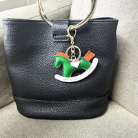 Colgante de cuero PU hecho a mano con diseño de caballo, llavero con colgante de poni, colgante de cuero de caballo balancín de dibujos animados, venta al por mayor