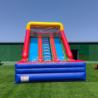 Grand toboggan gonflable à double voie multicolore pour enfants, idéal pour les anniversaires, les événements et les fêtes
